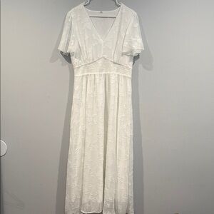 Chic White Floral Maxi Dress